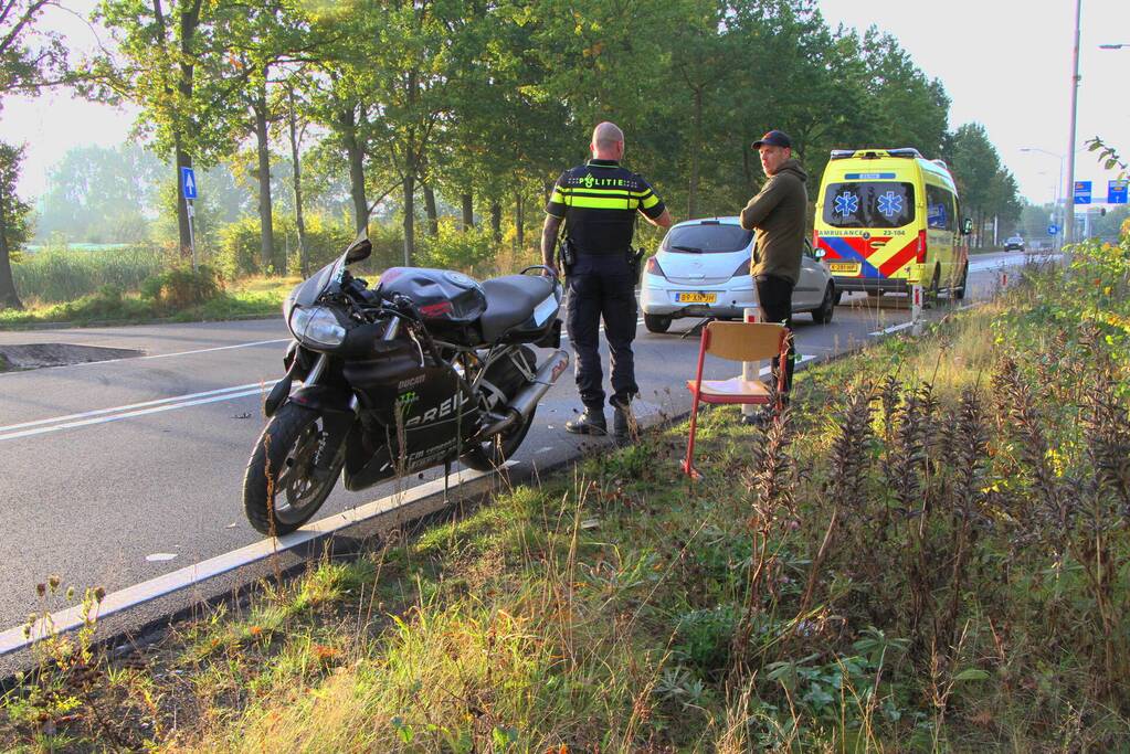 Motorrijder botst achterop personenauto
