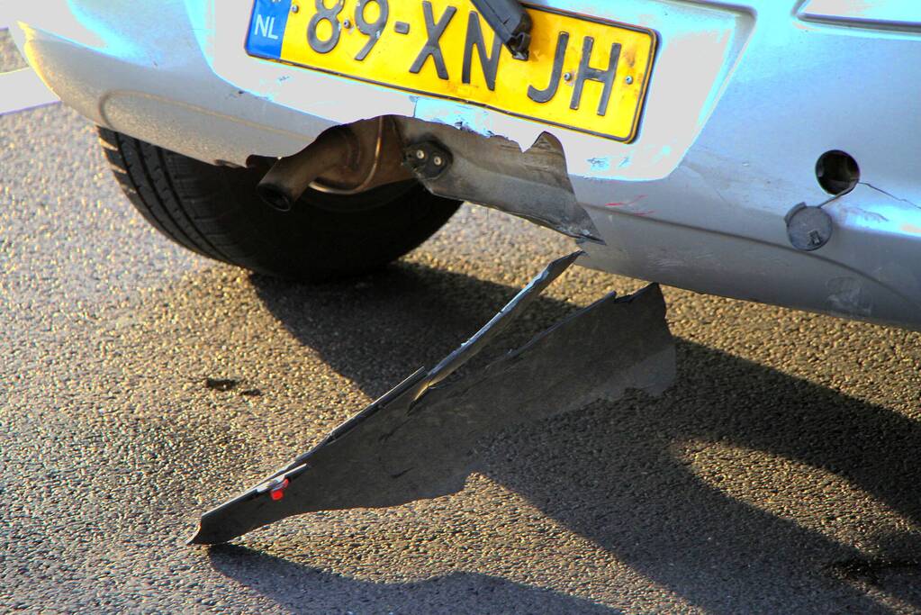 Motorrijder botst achterop personenauto