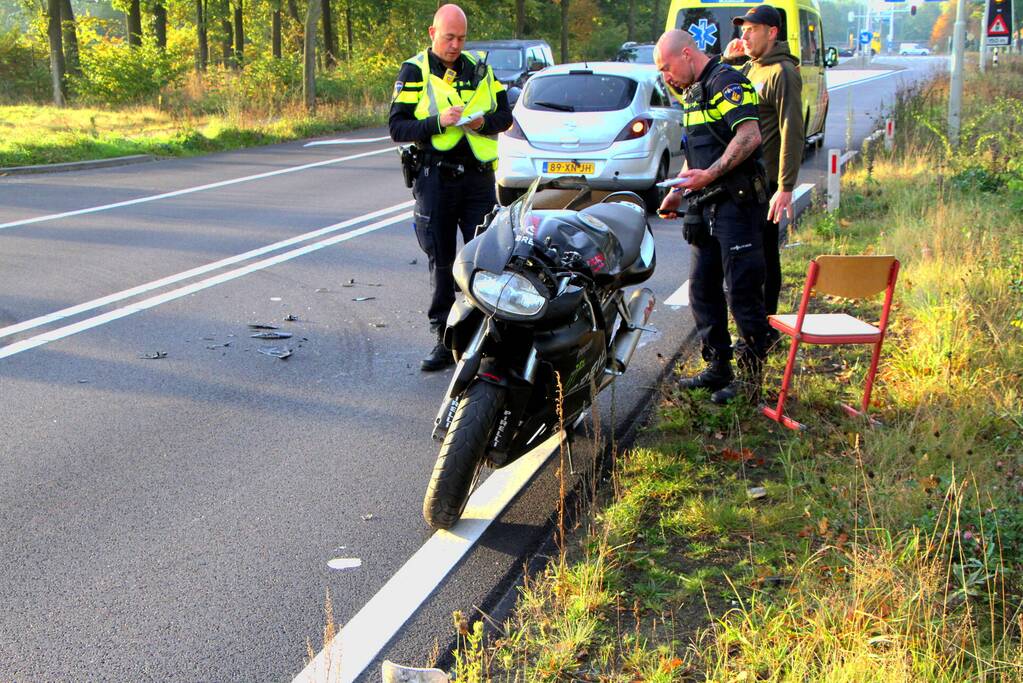 Motorrijder botst achterop personenauto