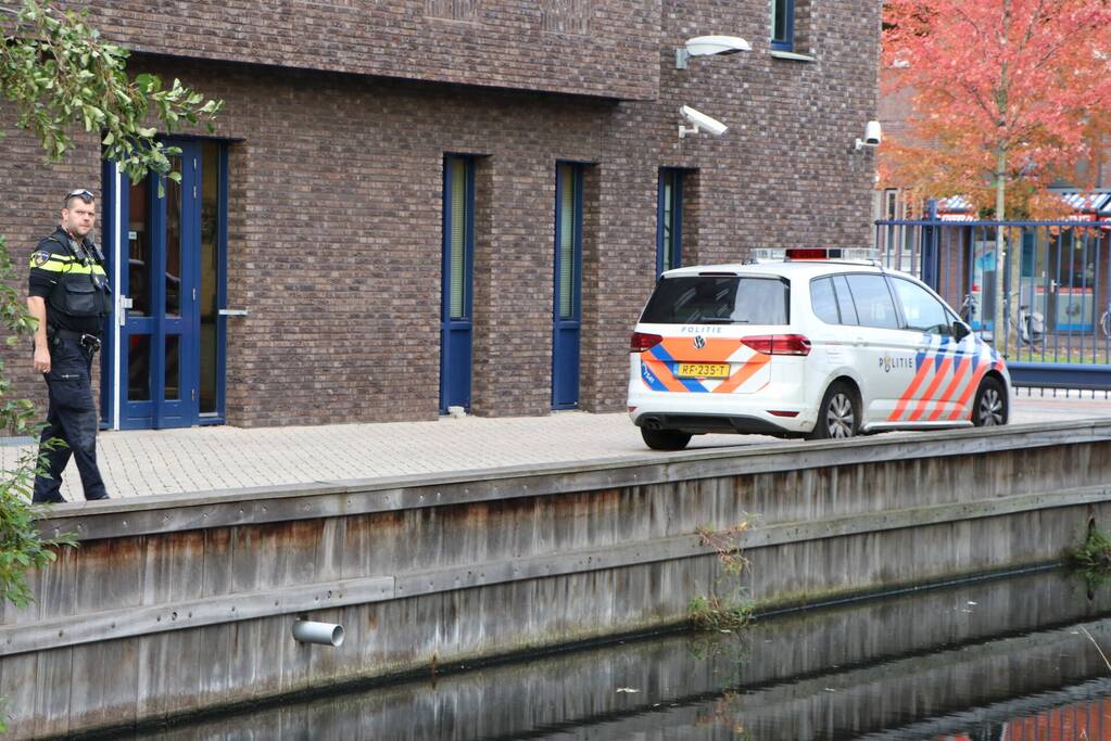 Persoon springt van balkon af in sloot