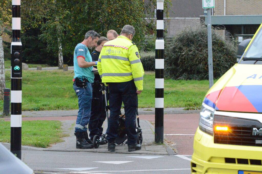 Vrouw op leeftijd gaat onderuit met rollator