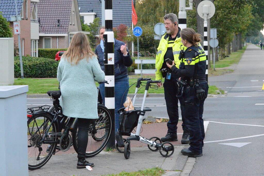 Vrouw op leeftijd gaat onderuit met rollator