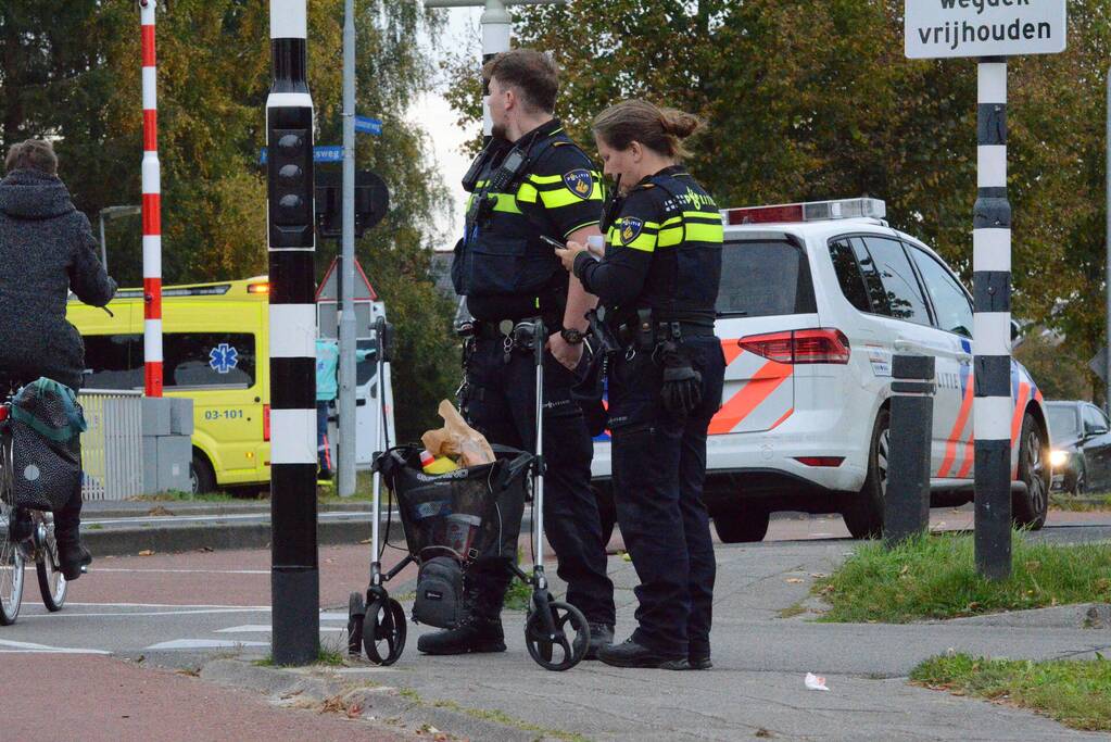 Vrouw op leeftijd gaat onderuit met rollator
