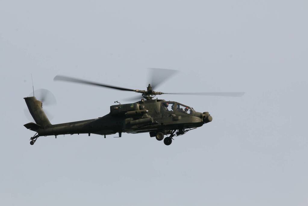 Defensie traint met gevechtshelikopters