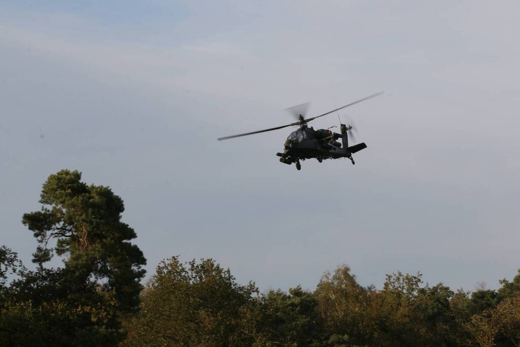 Defensie traint met gevechtshelikopters