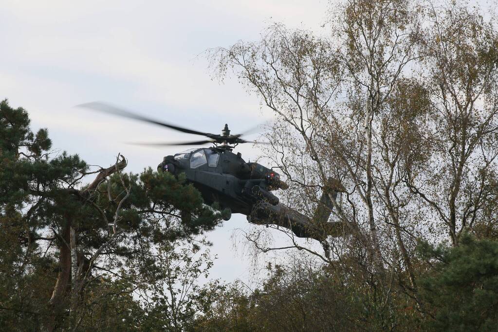 Defensie traint met gevechtshelikopters