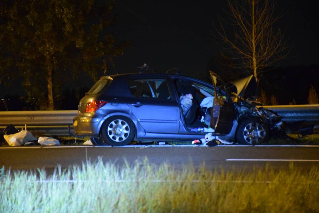 Auto botst op tankwagen na negeren stopteken