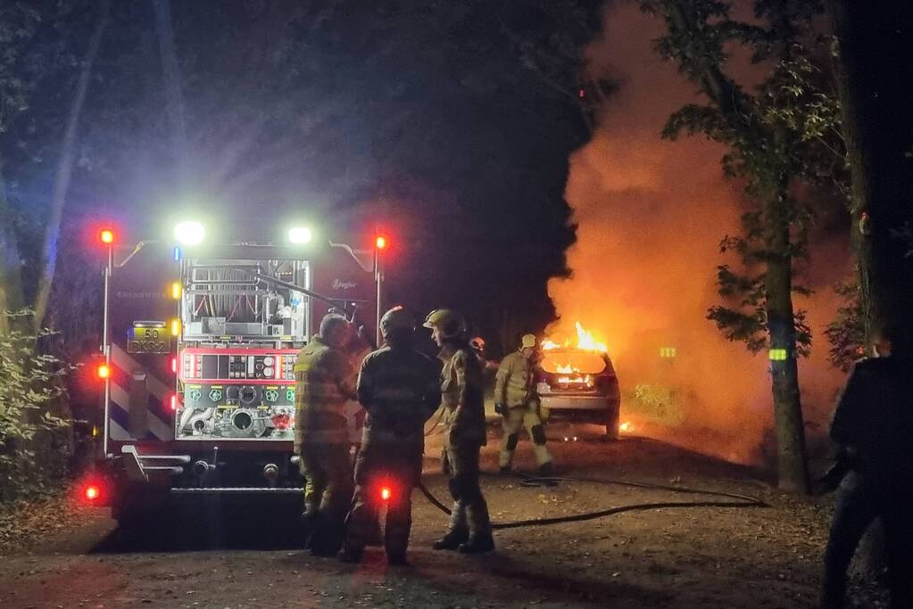 Auto verwoest door brand in bosgebied
