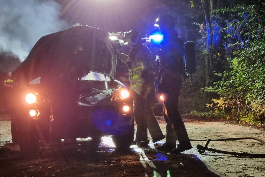 Auto verwoest door brand in bosgebied