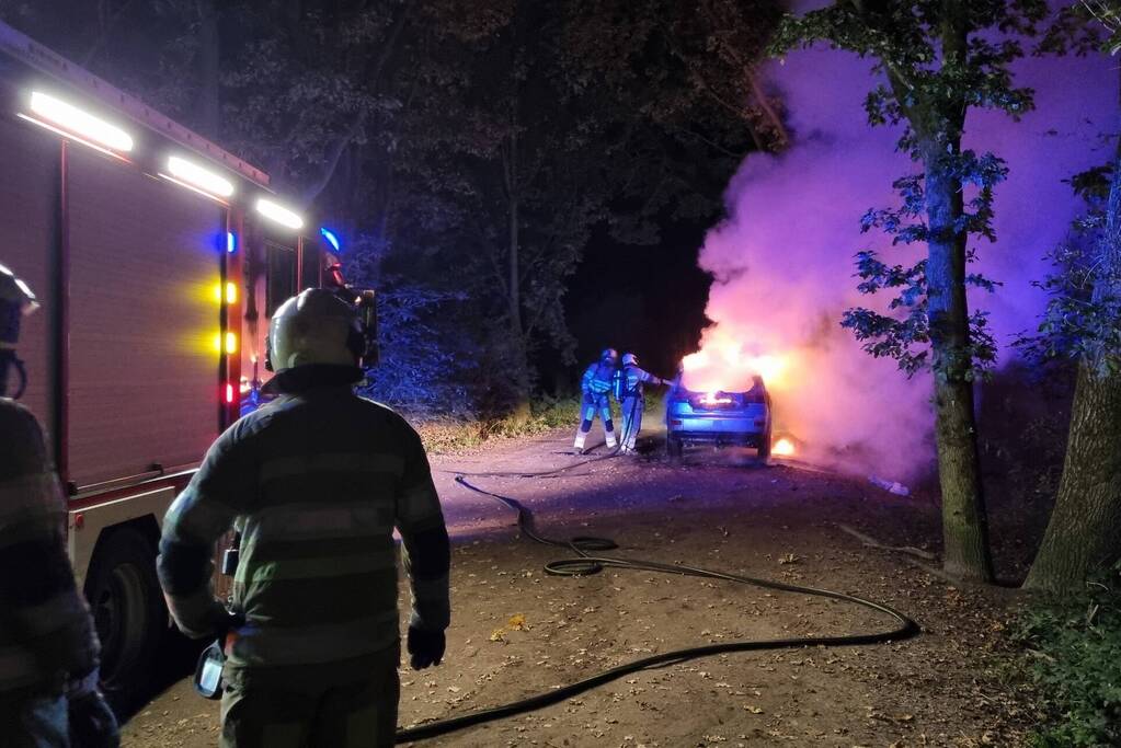 Auto verwoest door brand in bosgebied