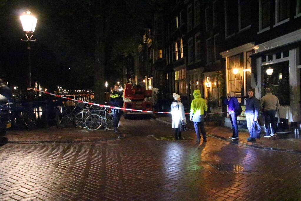 Brandweer blust brand in hotel Ambassade