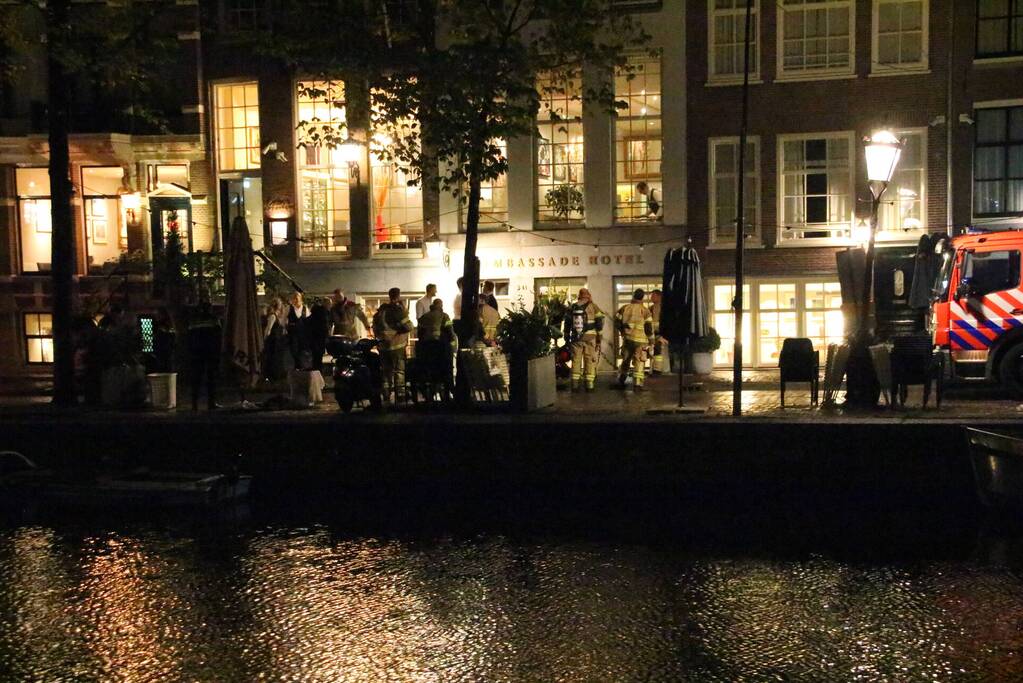 Brandweer blust brand in hotel Ambassade