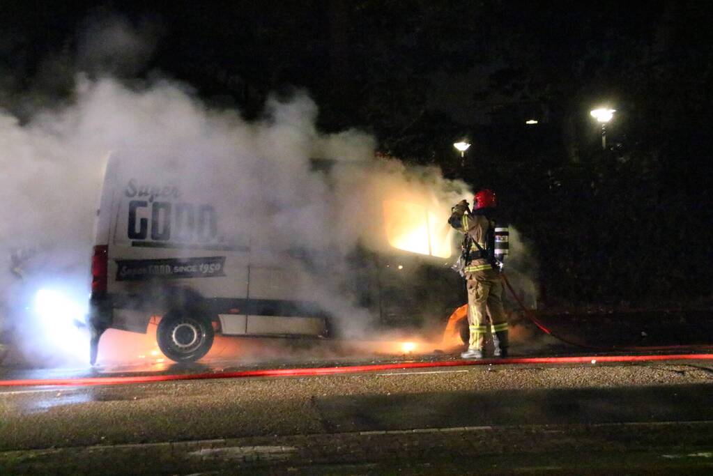 Brandweer blust brand in bestelbus