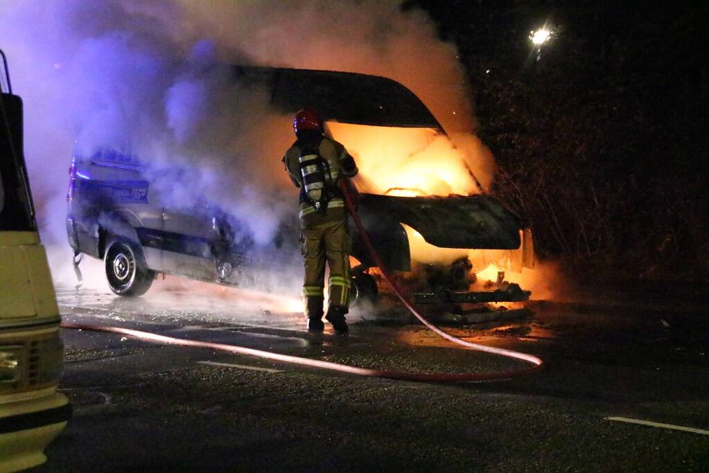 Brandweer blust brand in bestelbus
