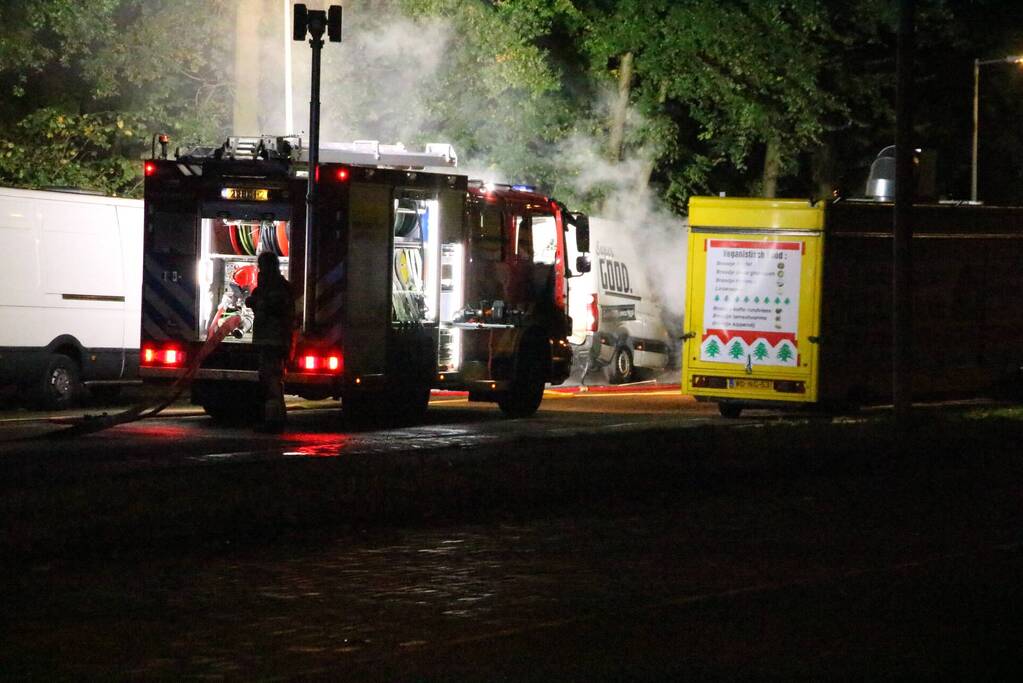 Brandweer blust brand in bestelbus