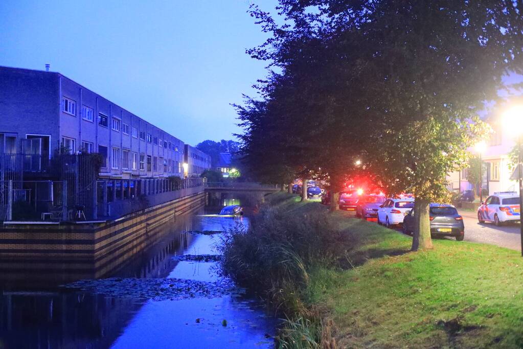 Buurman haalt buurman uit auto te water