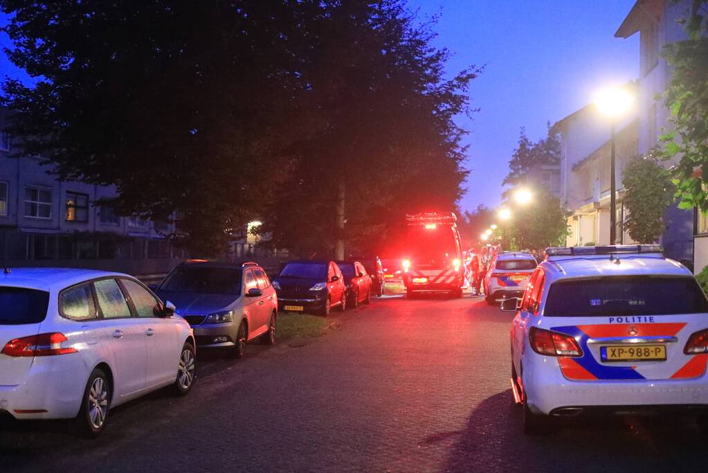 Buurman haalt buurman uit auto te water