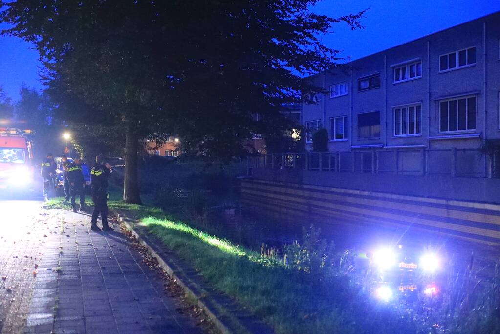 Buurman haalt buurman uit auto te water