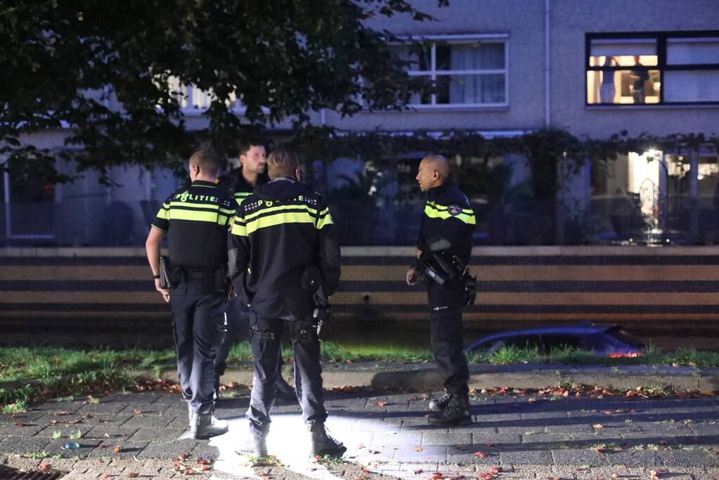 Buurman haalt buurman uit auto te water