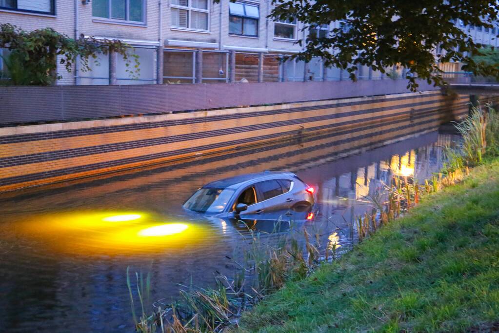 Buurman haalt buurman uit auto te water