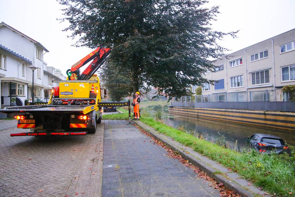 Buurman haalt buurman uit auto te water