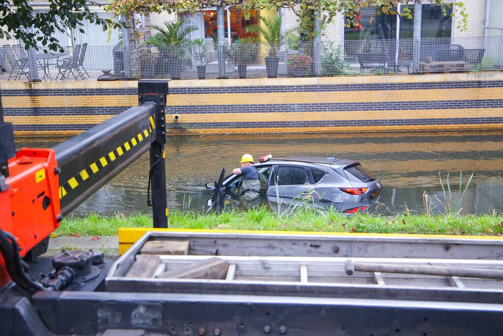 Buurman haalt buurman uit auto te water