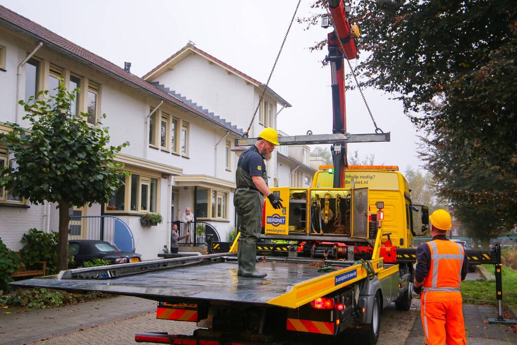 Buurman haalt buurman uit auto te water