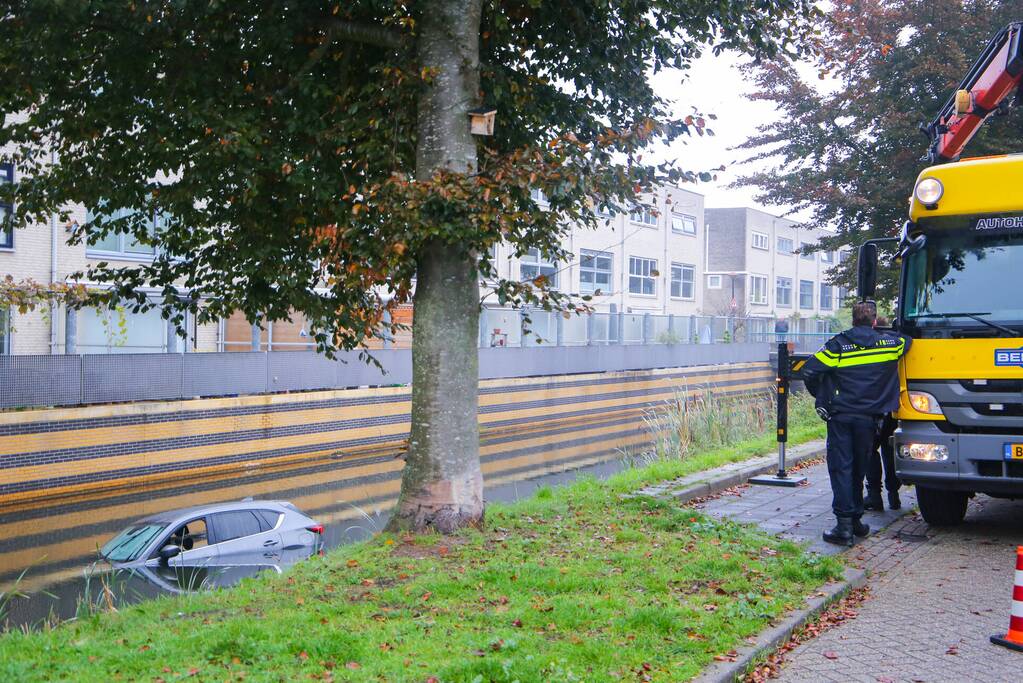 Buurman haalt buurman uit auto te water