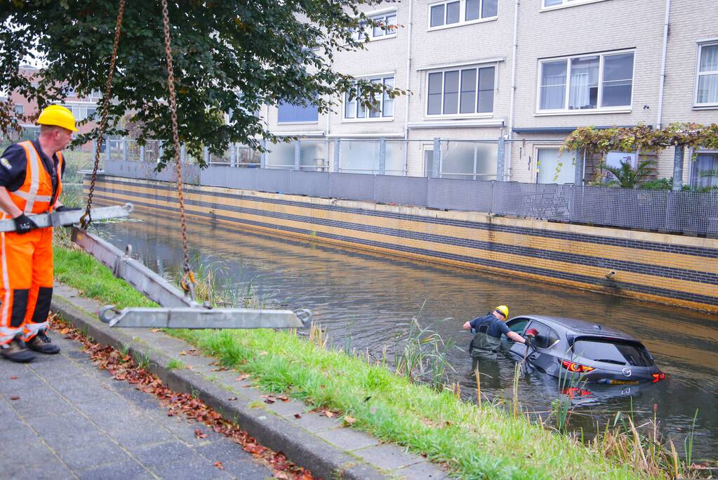 Buurman haalt buurman uit auto te water