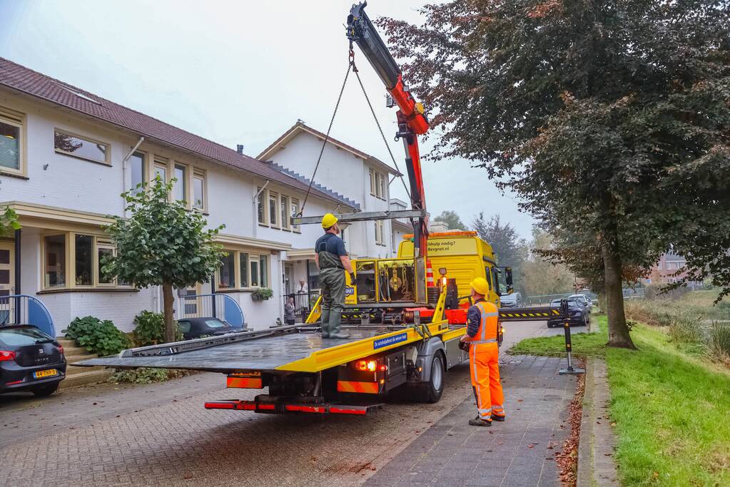 Buurman haalt buurman uit auto te water