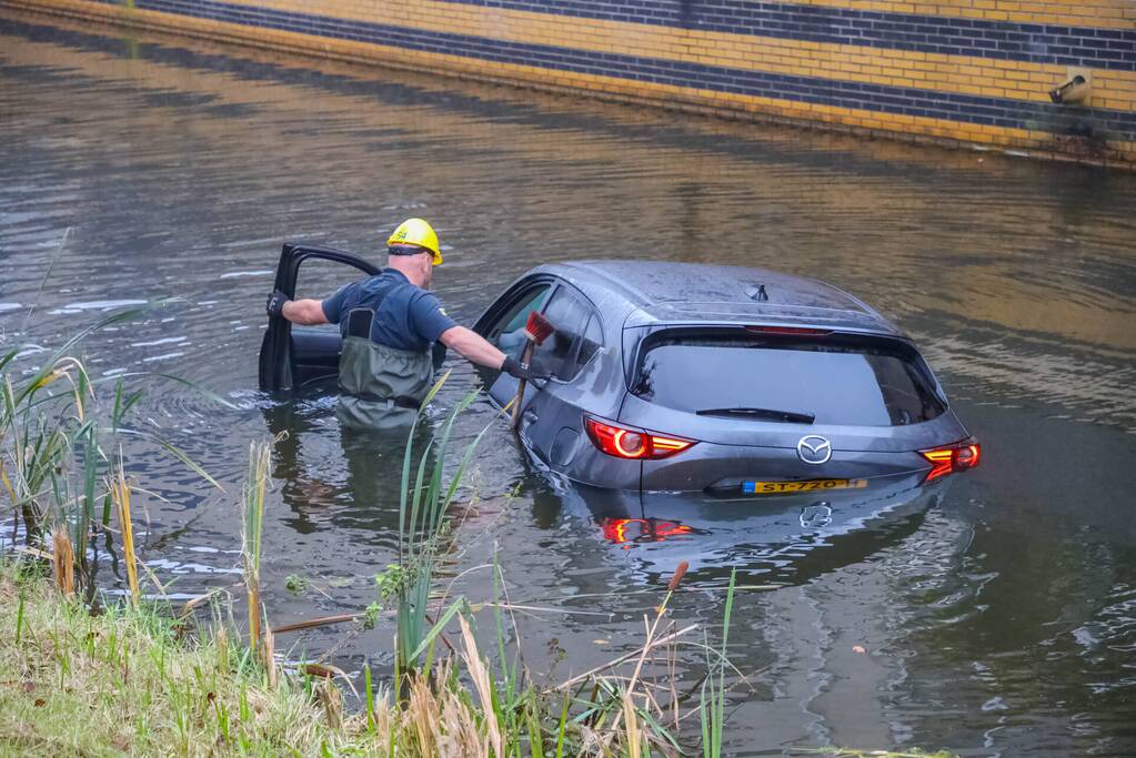 Buurman haalt buurman uit auto te water
