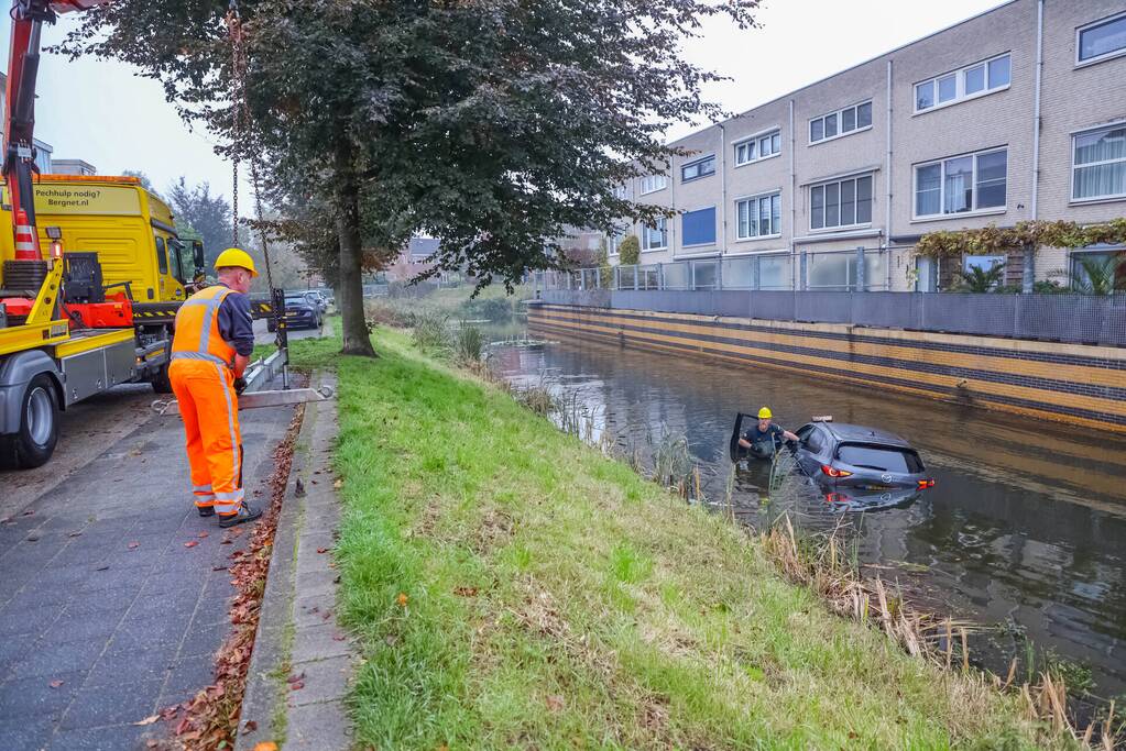 Buurman haalt buurman uit auto te water