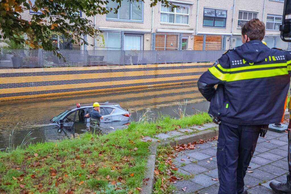 Buurman haalt buurman uit auto te water