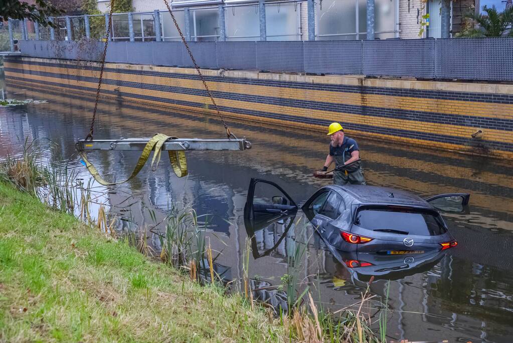 Buurman haalt buurman uit auto te water