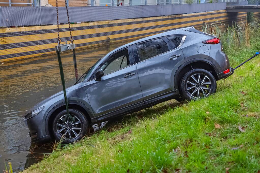 Buurman haalt buurman uit auto te water