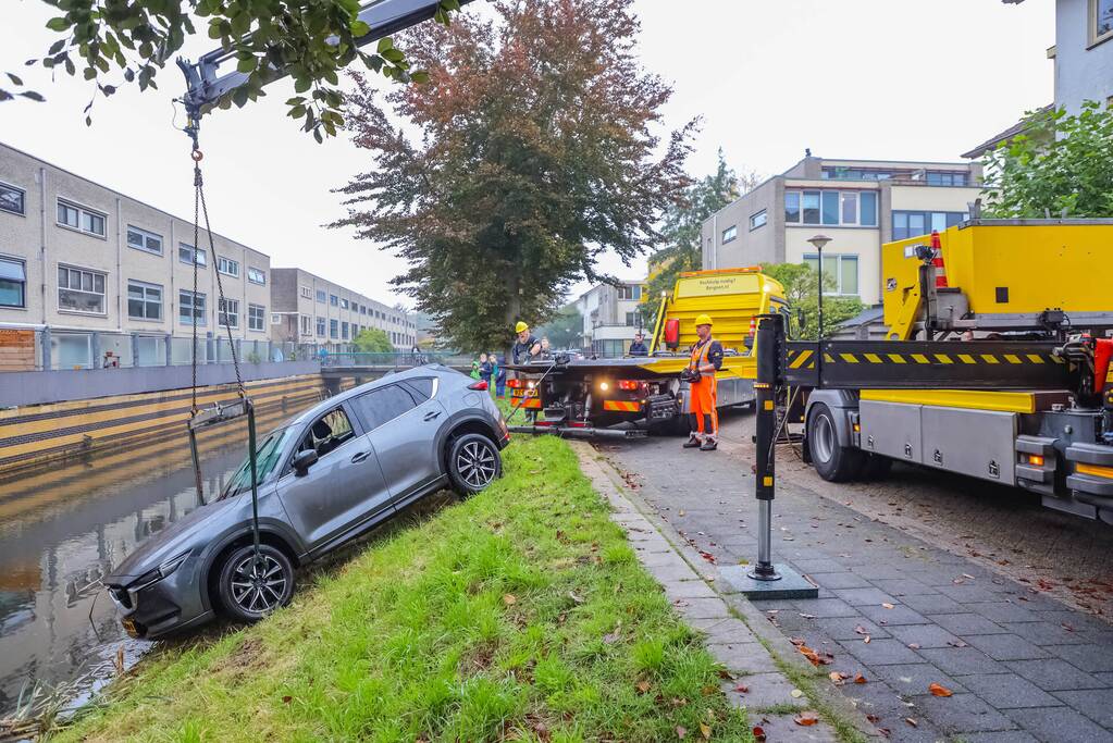 Buurman haalt buurman uit auto te water