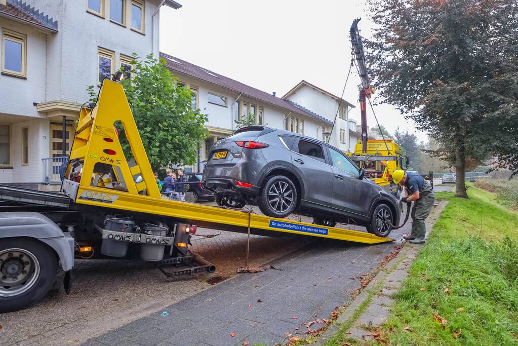 Buurman haalt buurman uit auto te water