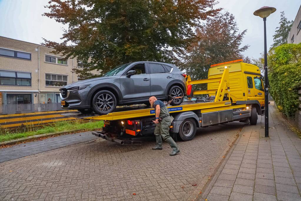 Buurman haalt buurman uit auto te water