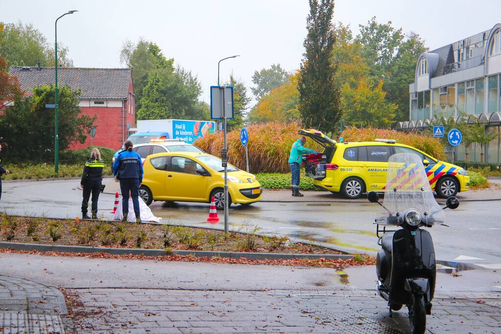 Vrouw gewond na val met scooter op rotonde