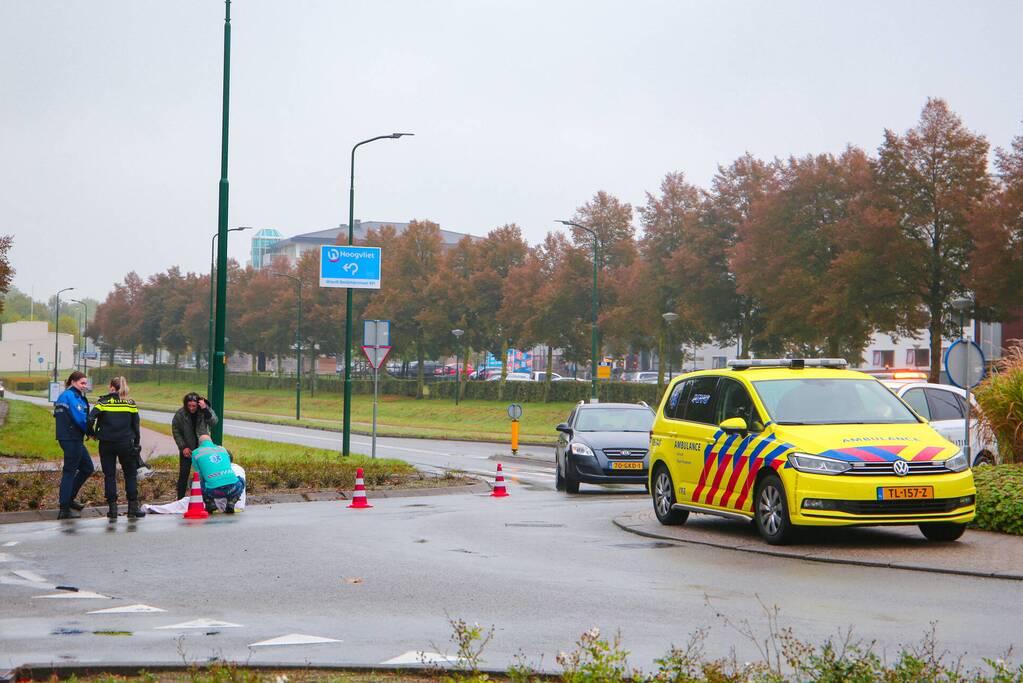 Vrouw gewond na val met scooter op rotonde