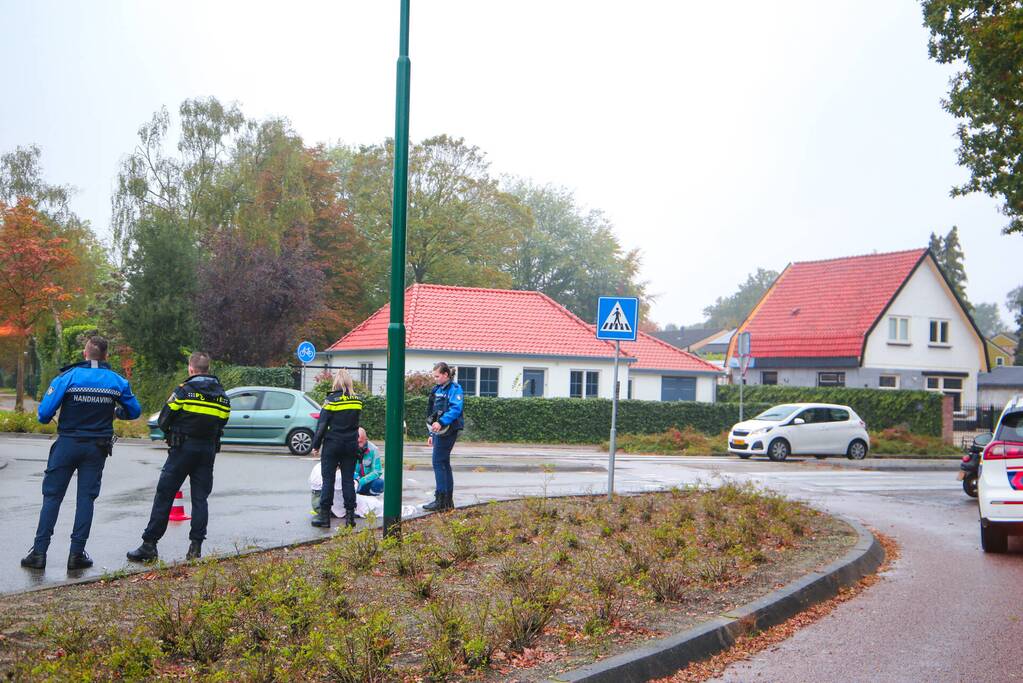 Vrouw gewond na val met scooter op rotonde