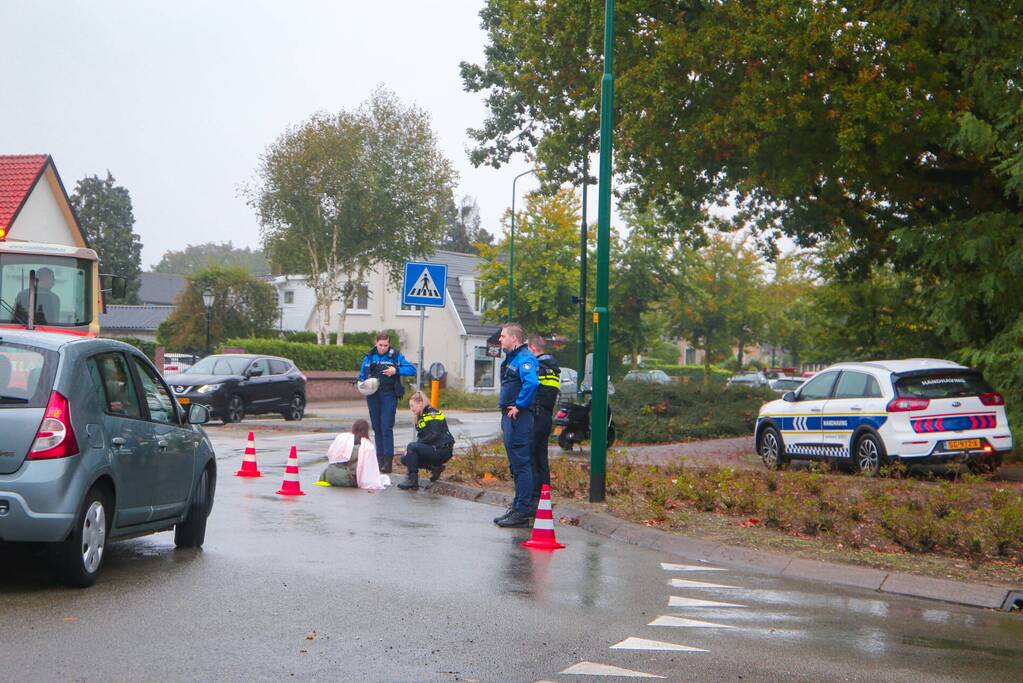 Vrouw gewond na val met scooter op rotonde