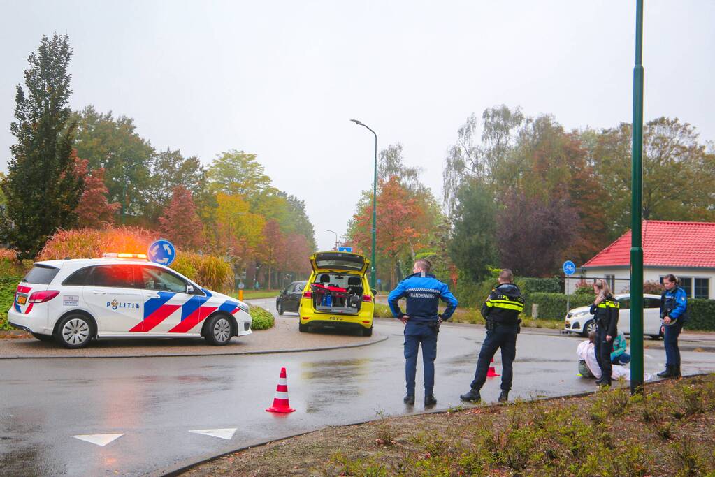 Vrouw gewond na val met scooter op rotonde