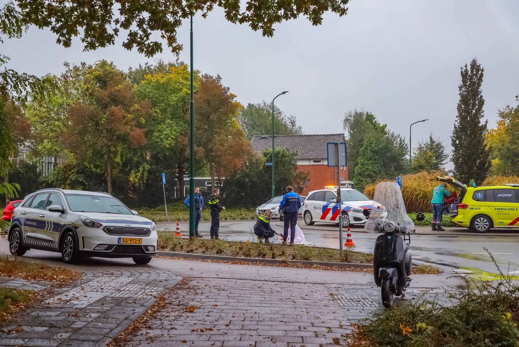 Vrouw gewond na val met scooter op rotonde