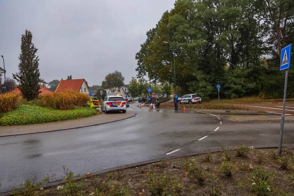 Vrouw gewond na val met scooter op rotonde