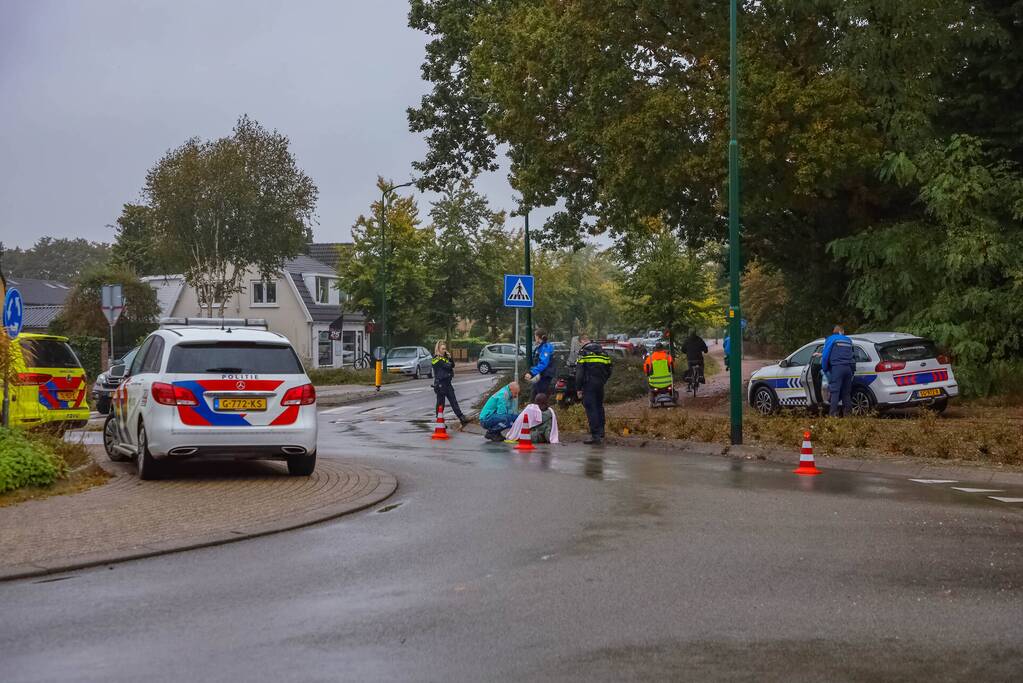 Vrouw gewond na val met scooter op rotonde