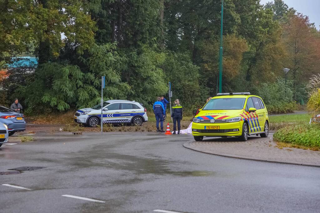 Vrouw gewond na val met scooter op rotonde