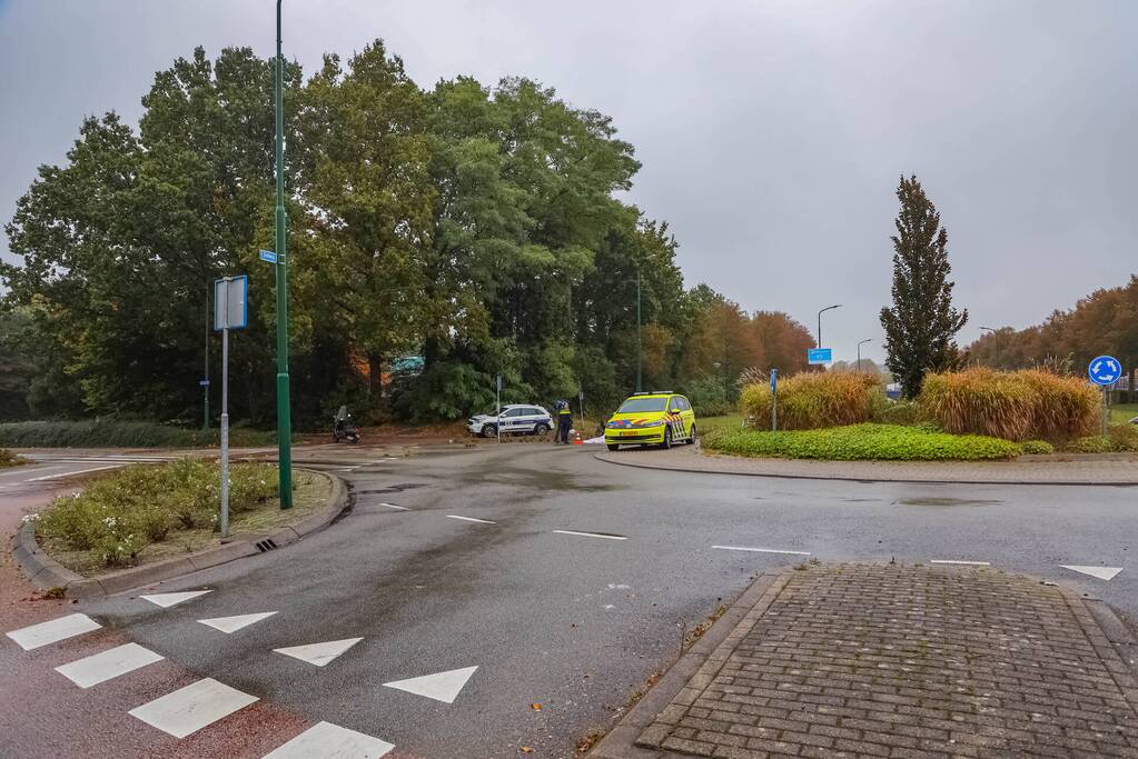 Vrouw gewond na val met scooter op rotonde