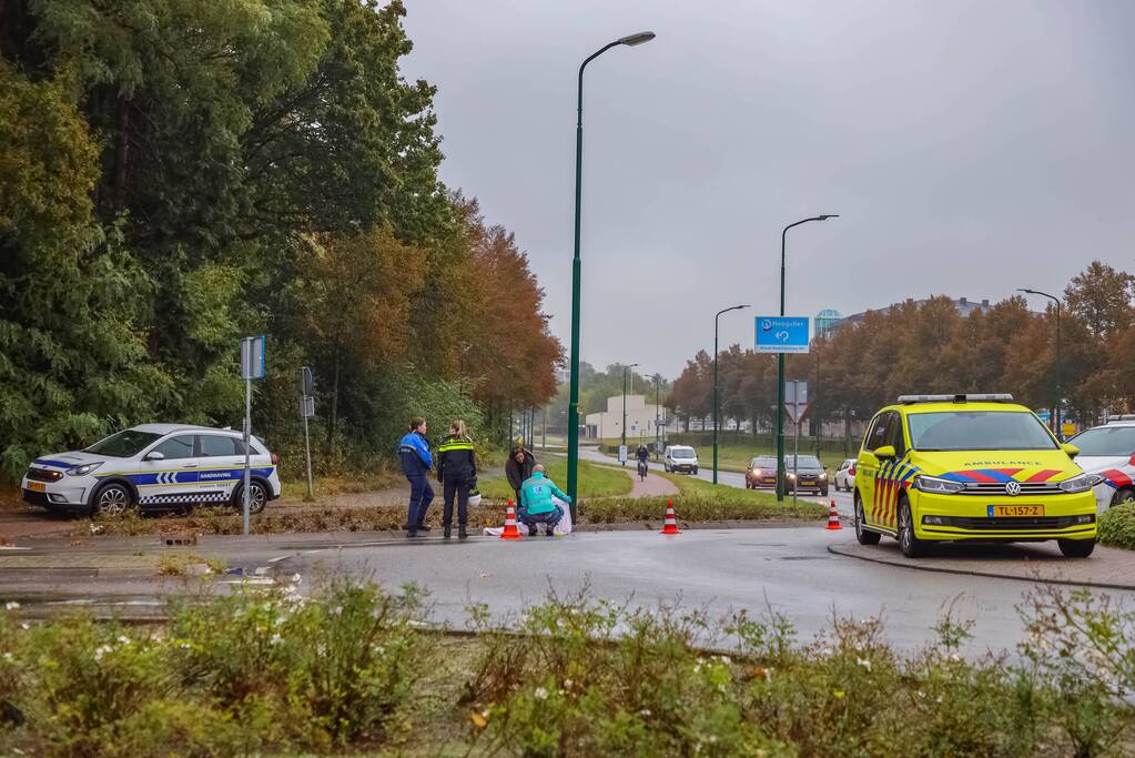 Vrouw gewond na val met scooter op rotonde