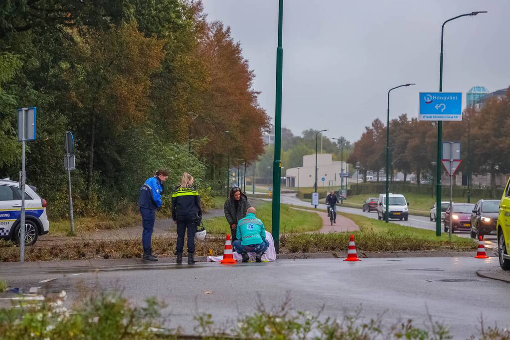 Vrouw gewond na val met scooter op rotonde